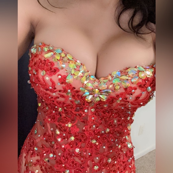 Red formal dress size small - Picture 4 of 7